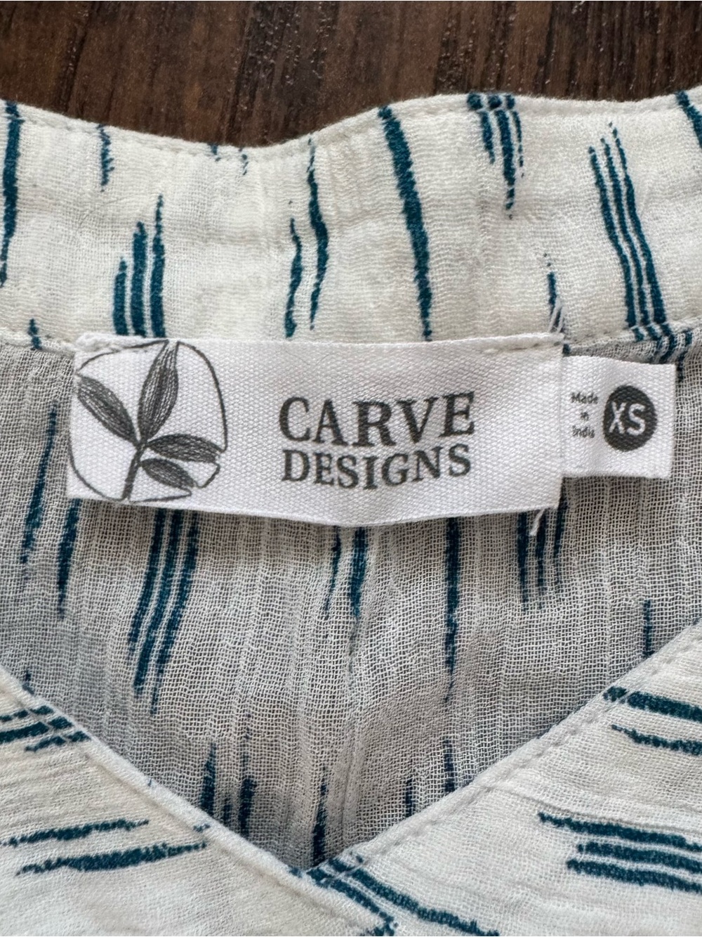 Carve Designs XS Azul Ikat (White w/Blue) Tatum Gauze Top - Picture 3 of 7